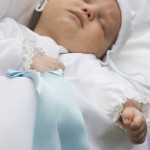 Baby schläft bei der Taufe