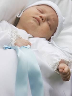 Baby schläft bei der Taufe