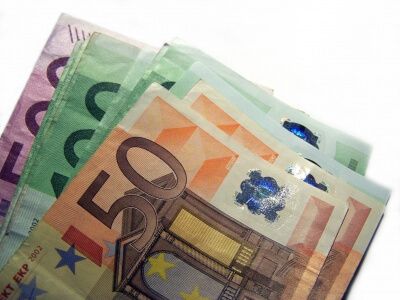 Mehr Geld am Monatsende durch einen Gehaltsvergleich, Foto: © knipseline / pixelio.de