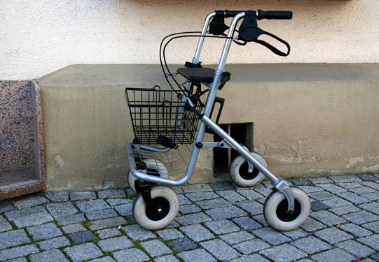 Die Beurteilung der Pflegebedürftigkeit berücksichtigt auch die Mobilität der Person, Foto: © Rainer Sturm / PIXELIO