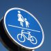 Fahrrad fahrende Kinder dürfen jetzt mit einer Begleitperson den Gehweg benutzen, Foto: © Michael Loeper / PIXELIO