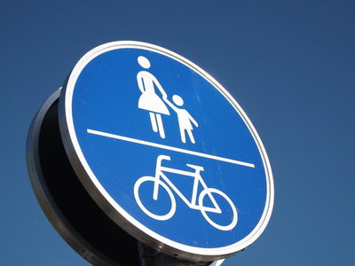 Fahrrad fahrende Kinder dürfen jetzt mit einer Begleitperson den Gehweg benutzen, Foto: © Michael Loeper / PIXELIO